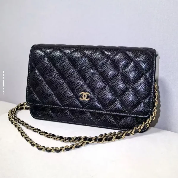 CHANEL Portefeuille On chaîne matelassée caviar Doré